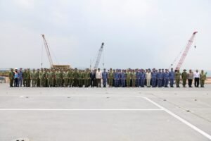 Foto bersama Menhan Sjafrie Sjamsoeddin dengan personel JMSDF di atas kapal JS Kunisaki, Pelabuhan Internasional Kijing, Mempawah