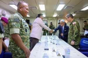 Menhan Sjafrie Sjamsoeddin berjabat tangan dengan delegasi Jepang di atas kapal JS Kunisaki
