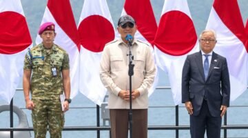 Menhan RI Sjafrie Sjamsoeddin memberikan sambutan dalam upacara penganugerahan Satyalancana Dharma Samudera di atas kapal JS Kunisaki