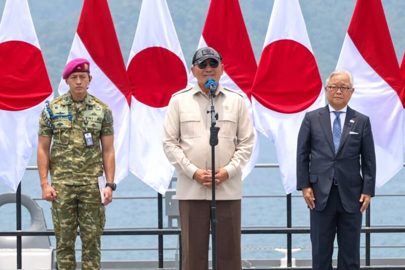 Menhan RI Sjafrie Sjamsoeddin memberikan sambutan dalam upacara penganugerahan Satyalancana Dharma Samudera di atas kapal JS Kunisaki