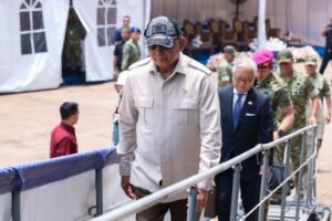 Menhan Sjafrie Sjamsoeddin tiba di kapal JS Kunisaki yang bersandar di Pelabuhan Internasional Kijing, Mempawah