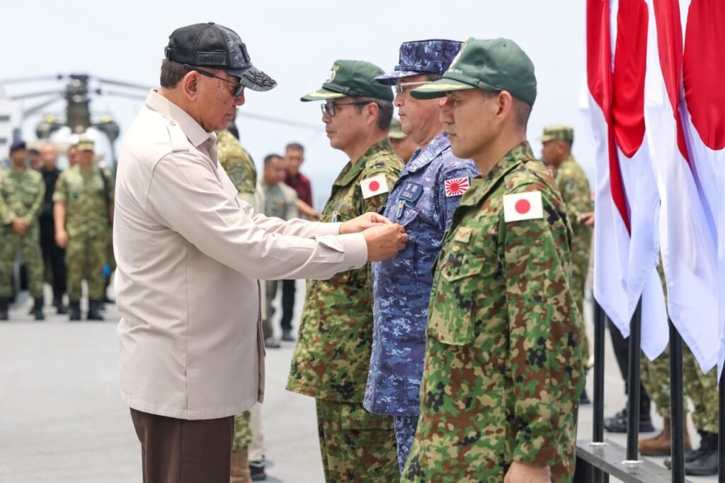 Menhan Sjafrie Sjamsoeddin menyematkan Satyalancana Dharma Samudera kepada perwakilan pimpinan Japan Disaster Relief