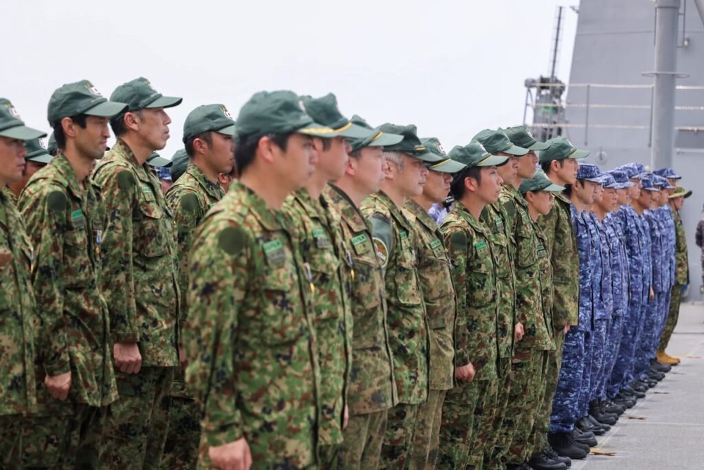 Personel Japan Disaster Relief (JDR) mengikuti upacara penganugerahan Satyalancana Dharma Samudera