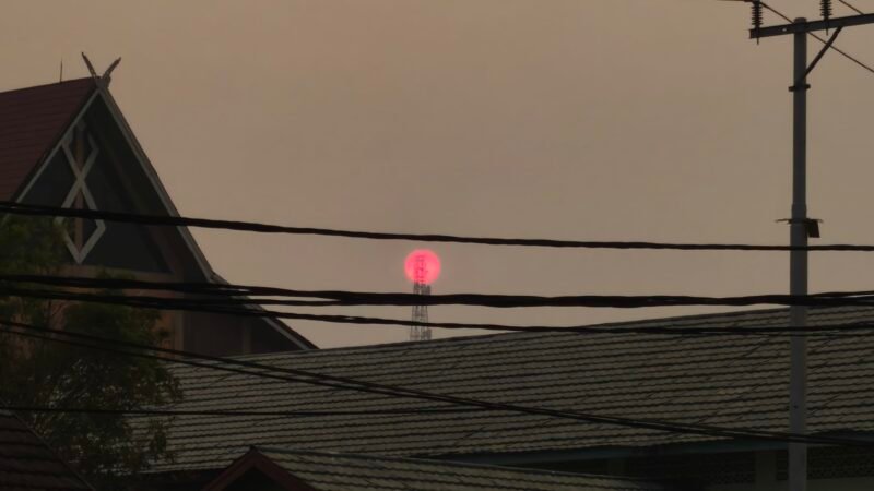 Kabut asap tebal menyelimuti kawasan permukiman di Kalimantan. (Foto: PadukaYash/Wikimedia Commons, CC BY 4.0)